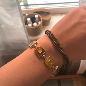  - Två fina armband med guld och bruna detaljer. Antingen båda för 30:- eller 15:- st 🥰