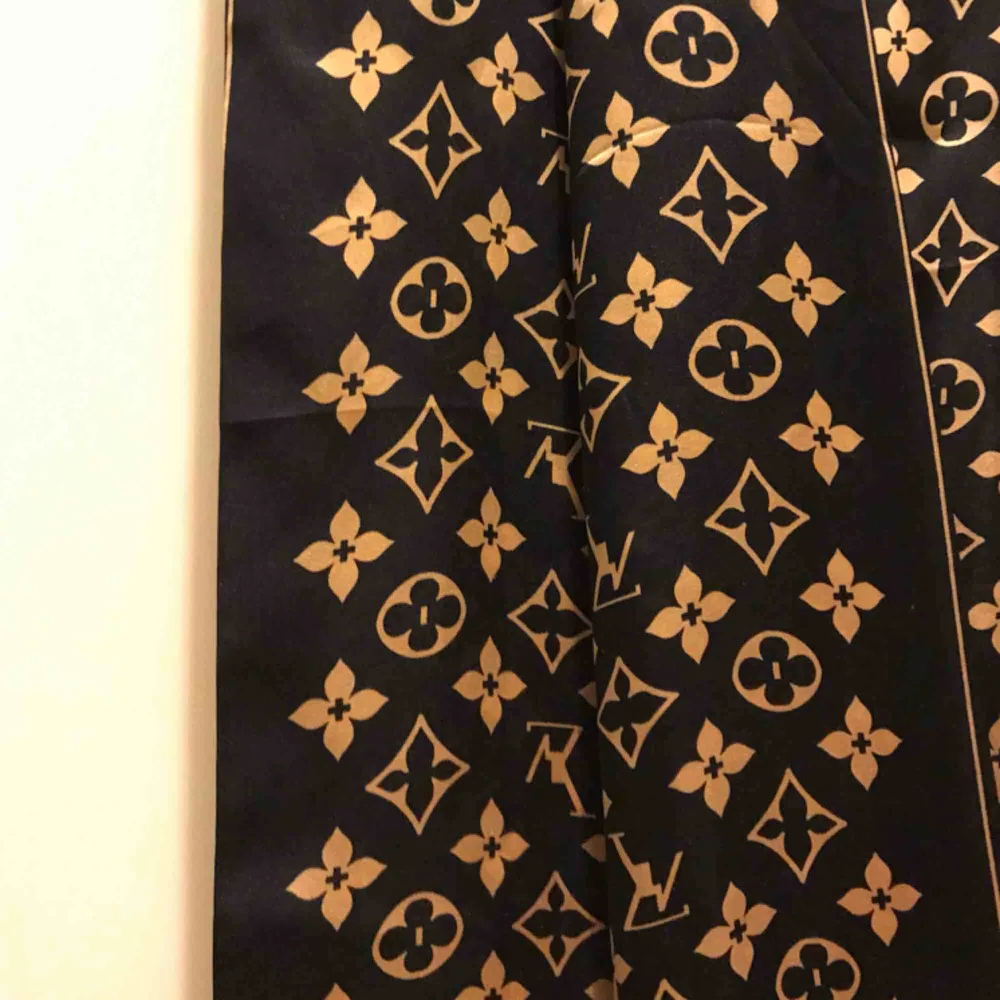 Louis Vuitton-sjal fyndad på second hand/loppis. Har inget äkthetsbevis. Men hey, så fin ändå! Piggar upp vilken tråkig look som helst. . Accessoarer.