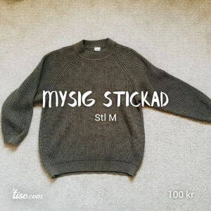  - Tjock stickad tröja i jordnära grön. Något nopprig på vissa ställen annars bra skick! Har hållt mig väldigt varm😊  Frakt ingår ej i priset. Bor du i norrköping kan vi mötas upp😊