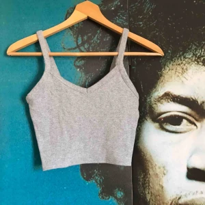  - Fint, grått linne från monki i storlek xs. Linnet har lite glittrig, vilket syns på bild 2. Bara använt ett fåtal gånger. Fraktkostnad tillkommer