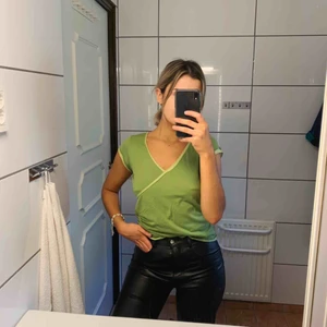  - Riktigt snygg trendig topp! Frakt redan inräknat!✨✨