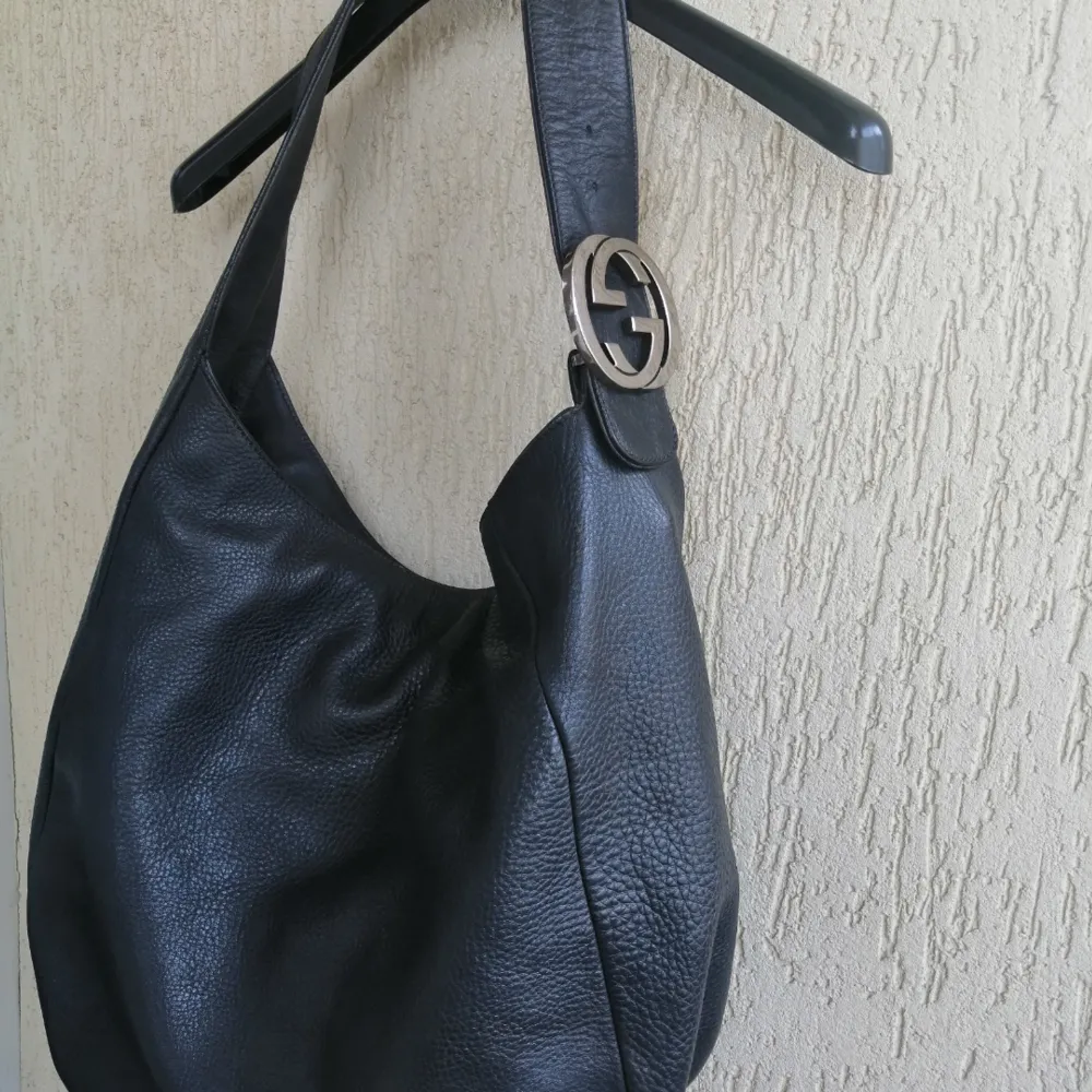 Gucci Large hobo bag :) excellent condition, dustbag. The bag is in excellent condition. There are several spots inside on the interior. 100%authentic size: width 45cm, height 35cm, depth 15cm, handle 21cm, color: dark gray, write me for more info :). Väskor.