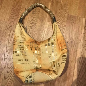  - Ny cool väska.flätat guldhandtag.  Finns i Nacka. 