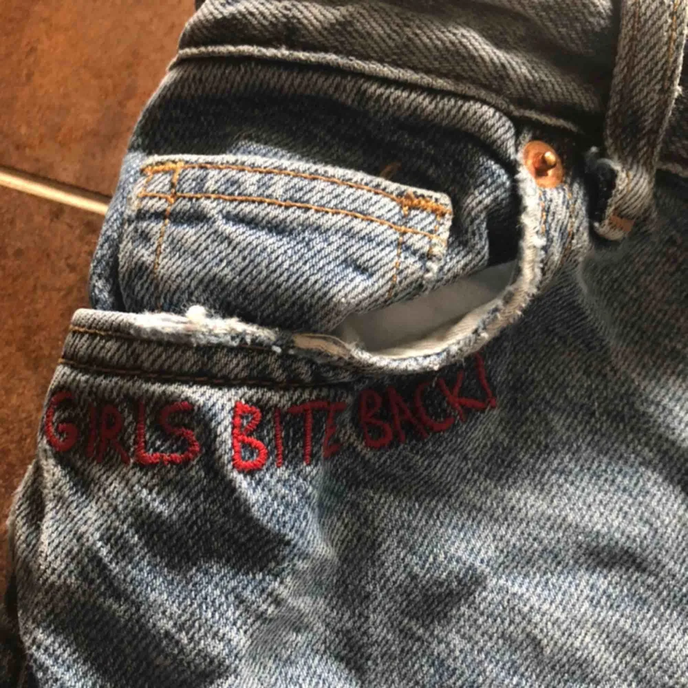 Snygga och Coola jeans från h&m med trycket girls bite back. Slitningarna i jeansen har blivit lite större men antingen kan man ha det sångelever sy ihop hålen lite. Betalning sker via swish . Jeans & Byxor.