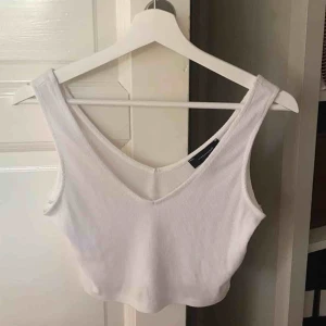  - Fin, någorlunda genomskinlig topp från primark, croppad passform. 