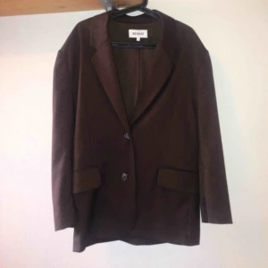  - Jätte fin kavaj från Weekday. Något oversize i storleken. Knappt använd.  Frakt tillkommer eller kan hämtas i Malmö.