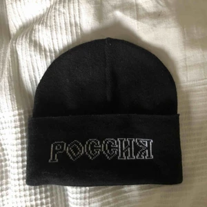 - I princip helt oanvänd Gosha mössa! Skitsnygg och passar till allt! Frakt ingår! :)