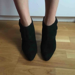  - Oanvända stövletter i äkta mocka från x-it 