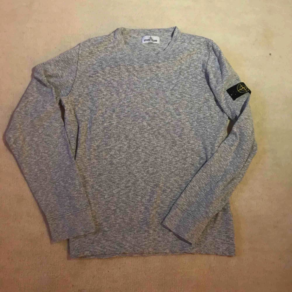 Stone Island Junior sweatshirt, grå. Cond: 8/10, måttligt använd. Storlek: 170, fits true. Tröjor & Koftor.