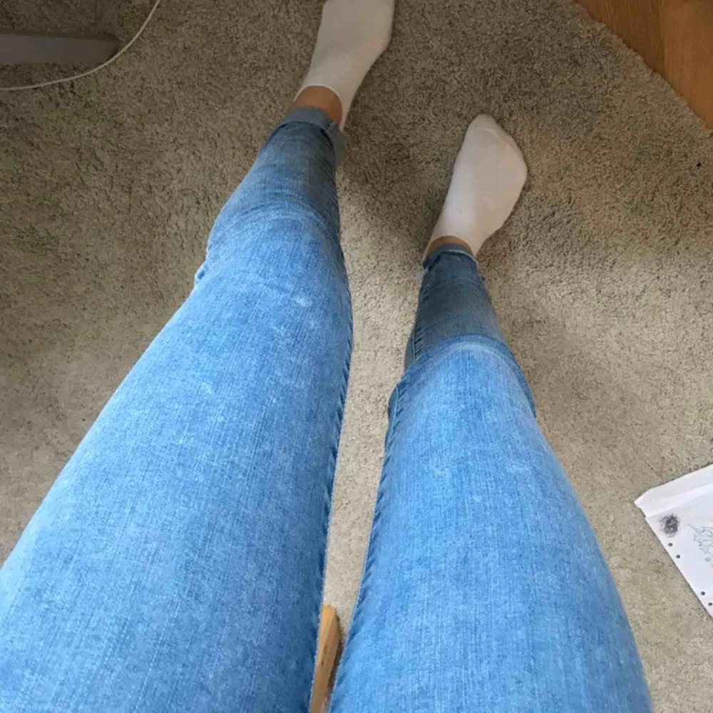 Säljer mina ljusblåa mile high levi’s jeans eftersom dom bara ligger i garderoben. Passar till allt och formar och passar fint. Har inga fel på sig och ser ut dom nya. (Nypris 1100)  Köparen står för frakt eller möts upp i Malmö ☺️. Jeans & Byxor.