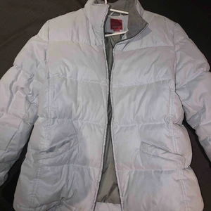  - Esprit vinterjacka i använt skick Nypris: runt 1000 kr