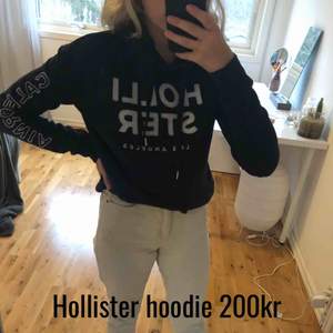 En blå mjukis hoodie från hollister nästan helt oanvänd