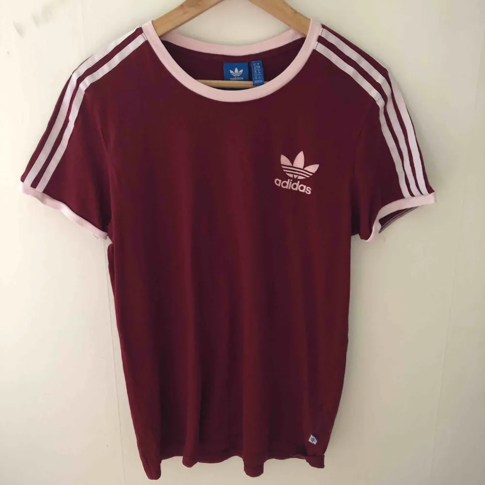 Tshirt från Adidas, väldigt bra skick! Köpren står för frakten😊. T-shirts.