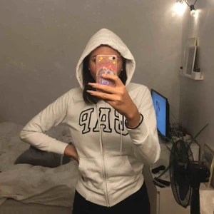  - Säljer min GAP kofta som jag köpte förra året för 500kr. Har använt koftan fåtalet gånger men den är för kort i ärmarna för mig som är 1,80. Köparen står för frakten.💓 (priset kan diskuteras)