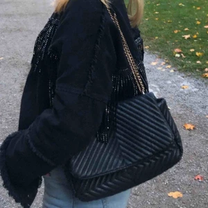  - En jätte fin & rymlig väska från H&M, lite små defekter (se sista bilden) därav de lägre priset! Nypris: 499kr