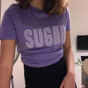  - Lila t-shirt från ”Frakment” (Köpenhamn) 💕 Passar S 💫 Köparen står för frakt, kan mötas upp!