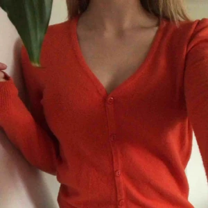  - jätte fin tröja/kofta i bekvämt material. storlek L, men väldigt töjbar (är själv en XS). säljs för 80 + frakt. 