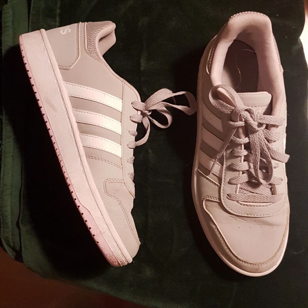 Supersköna skor från Adidas, enbart använda 2 ggr. Ljusgrå med rosa detaljer  . Skor.