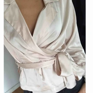  - Knytblus / omlottblus i storlek XS från Bikbok. Kommer inte till användning tyvärr så säljer vidare. 