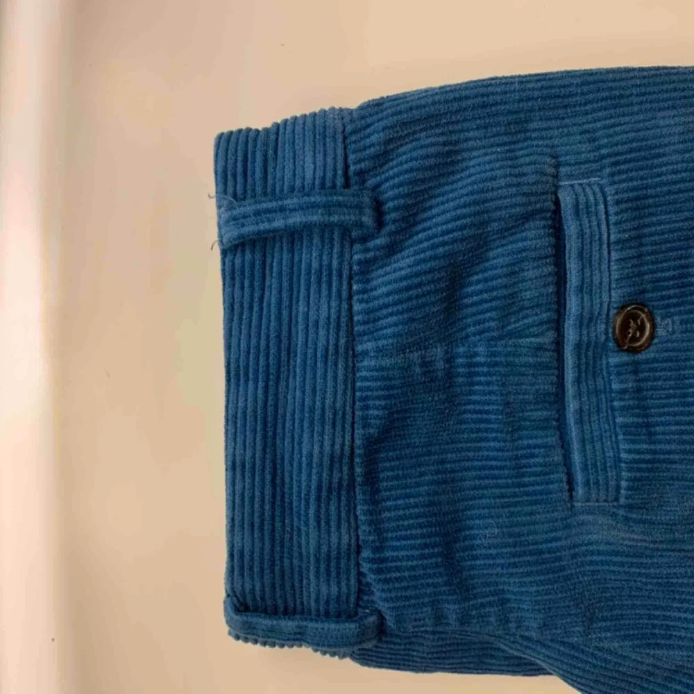 Superfina blåa manchesterbyxor från monki i storlek 32! Använda men i fint skick❤️ Frakt tilllkommer.. Jeans & Byxor.
