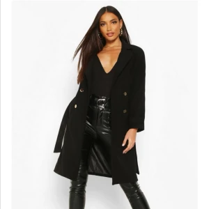  - En lång och varm kappa från Boohoo. Aldrig användt då den var lite för stor för mig. Men i övrigt jättefin! Du kan gärna be om mer bilder :)