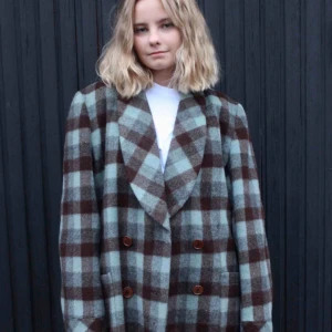  - Rutig höstjacka med knappar🌟🌟 Vi fraktar utanför Falun och Borlänge, annars möts vi upp 🖤