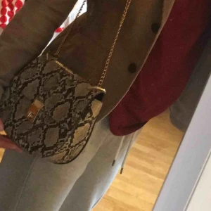  - Sexy  väska från en second hand butik i Uppsala  Som ny och de är inte äkta orm skin Kan möttas upp ,annars står köparen för frakt💕