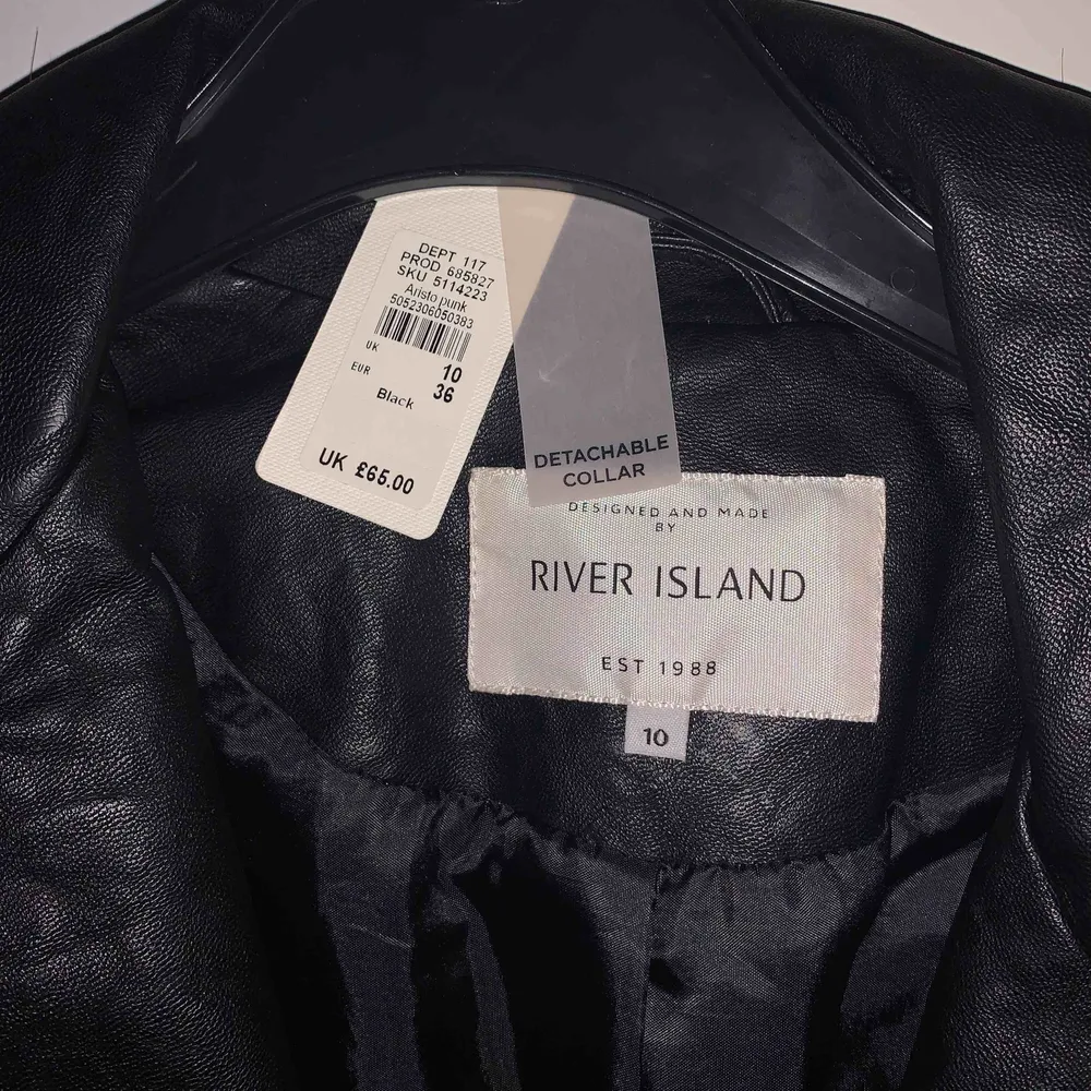 skinnjacka från river island som aldrig blivit använd. säljer den för 400kr +frakt . Jackor.