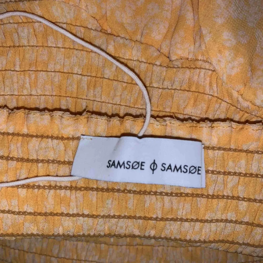 Rensar mina sommarkläder och tänker sälja en kjol från Samsoe samsoe som jag köpte i juni detta år. Använd endast en gång! Storlek : S/XS. Jag kan mötas upp i Stockholm annars står köparen för frakten ☺️☺️. Kjolar.
