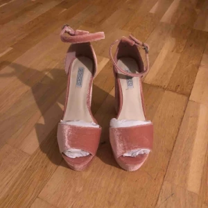  - Fint skick, oanvända. Skickas i original kartong. Frakt tillkommer. Nypris 499kr 