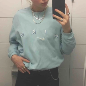  - Världens finaste ljusblåa Nike crewneck. Använd ett fåtal gånger.😇
