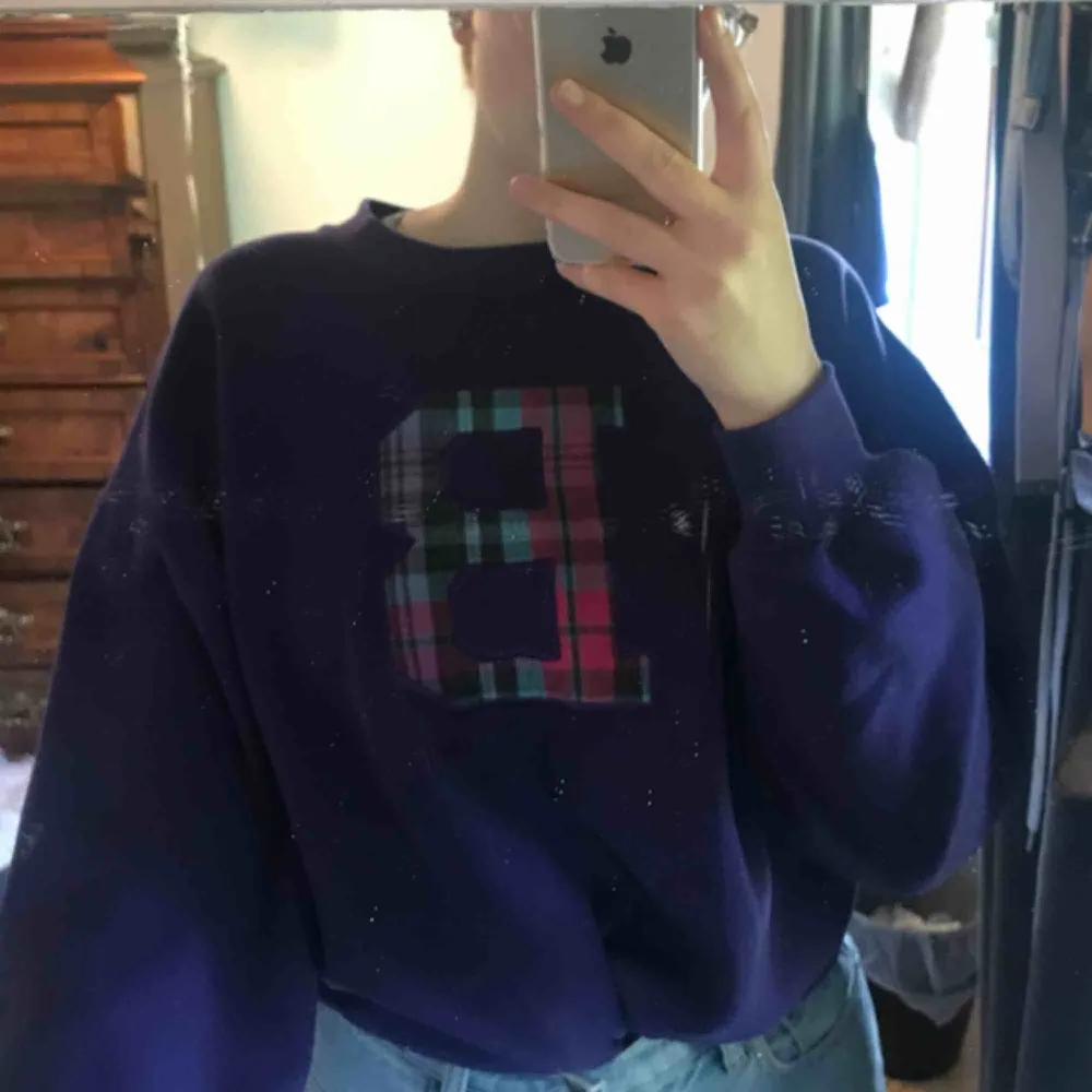 Supersnygg lila sweatshirt köpt på Beyond retro. Nästan aldrig använd och i mycket bra skick. Står storlek L men skulle mer säga att det är en M. Hoodies.