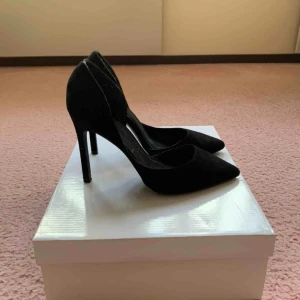  - Skit snygga stilettklackar som funkar till allt. Använt 2 gånger! Pris går alltid att diskutera   