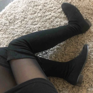  - Svinsnygga over the knee boots som endast är använda 3-4 gånger. Storlek 42 men passar definitivt en 40,41också. Knytning i knävecken så att de inte glider ner. Köparen står för eventuell frakt 😇❤️
