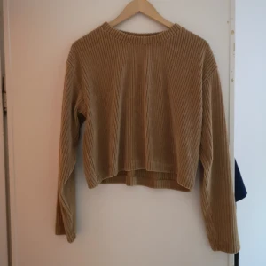  - Beige tröja i modellen Shea från Weekday i sammet/manchesteraktigt tyg. Jätteskön och fin men aldrig använd. Nypris 300 kr. Frakt 50kr