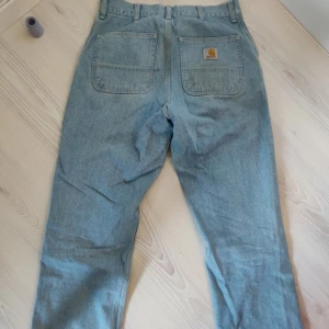  - Carharrt WiP jeans själv klippt så att dom är fransiga vid fotöppningen 26x32   Mötas upp i Norrköping eller köparen står för frakten 