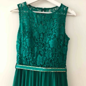  - Lång festklänning/balklänning  Använd 1 gång Bra skick Storlek 36/38 