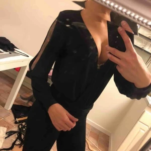  - Body med slitsade ärmar. Storlek xs. 