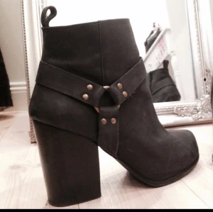  - Jeffrey Champbell nytt pris runt 1500kr. Knappt använda och i fint skick. Väldigt sköna och lätta att gå i. 