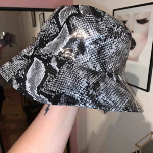  - ”Fiskarhatt” i vattenavvisande material. Snake print