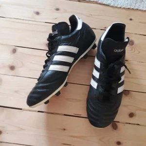 - Fotbolls skor Använda en månad Gräsplan  Befintlig skick 