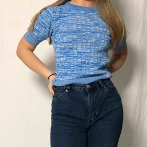  - En blå, gullig t-shirt. Möter upp i Malmö annars står köparen för frakten: Frakt: 40kr 