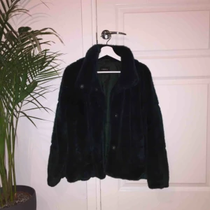  - Skit snygg jacka som jag älskar men inte kommer till användning. Den köptes förra vintern på Lindex för jag tror 700kr och den är i fint skick! Färgen är mörk grön och har varit en populär jacka 
