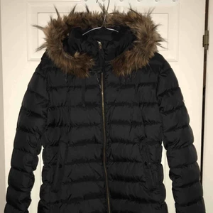  - Exklusiv Vinterjacka, stl L. Sparsamt använd under förra vintern. Ny pris 2 499kr nu för 650kr. Jackan går nedanför rumpan. Hör av dig om du vill veta mer. 😊  Vänligen, Filippa 