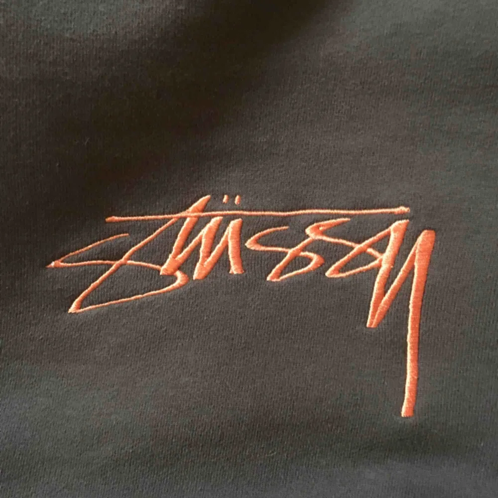 Supersnygg sweatshirt från Stussy i chokladbrun färg med orange tryck på framsidan med loggan på. Använd max 3 gånger och därav i jättebra skick!!!! Köpt på killavdelningen men funkar även som tjej . Tröjor & Koftor.