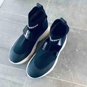  - Coola sneakers från J Lindeberg i storlek 36 (stora i storleken, passar en klassisk 36,5-37). Använda vid ett tillfälle. 