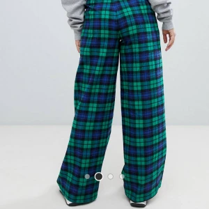  - Daisy Street vida rutiga byxor från asos i storlek M. De är höga i midjan och riktigt coola säljer på grund av att de har blivit försmå, samt bara använt dem 2 gånger innan de blev för små. Frakt tillkommer 35kr