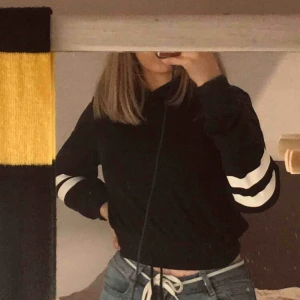  - Nästan helt oanvänd croppad mörkblå hoodie med snörning och streck på armar