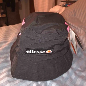  - Skitsnygg men för liten för mig?? Har tydligen enormt huvud ^^