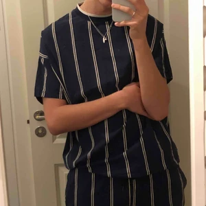  - Jätte coolt randigt set från Asos! Köpt för 1000kr. Byxorna är alldeles för korta för mig och därför väljer jag att sälja det💗. Bra kvalitet trots att det används en del. Köpare står för frakt <333.